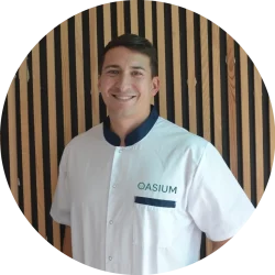 Étienne, fondateur de l’Espace Oasium, dans son bureau à louer à la journée à Tours – location bureau paramédical journée Tours